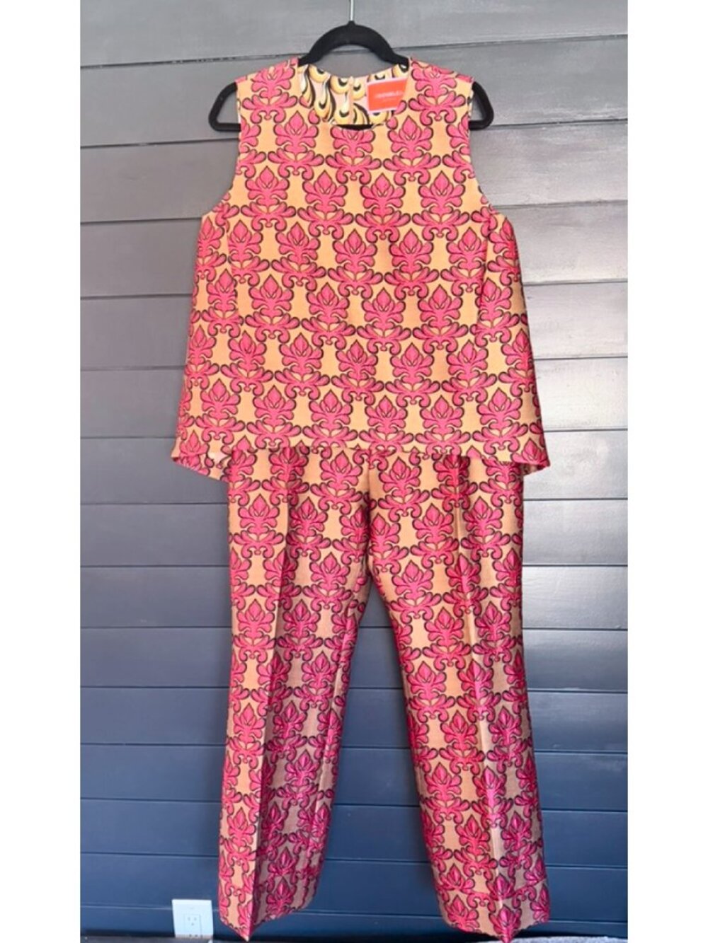 LA DoubleJ Pink and Gold Patterned Sleeveless Top and Wide-Leg Pants Set - Picture 3 of 12